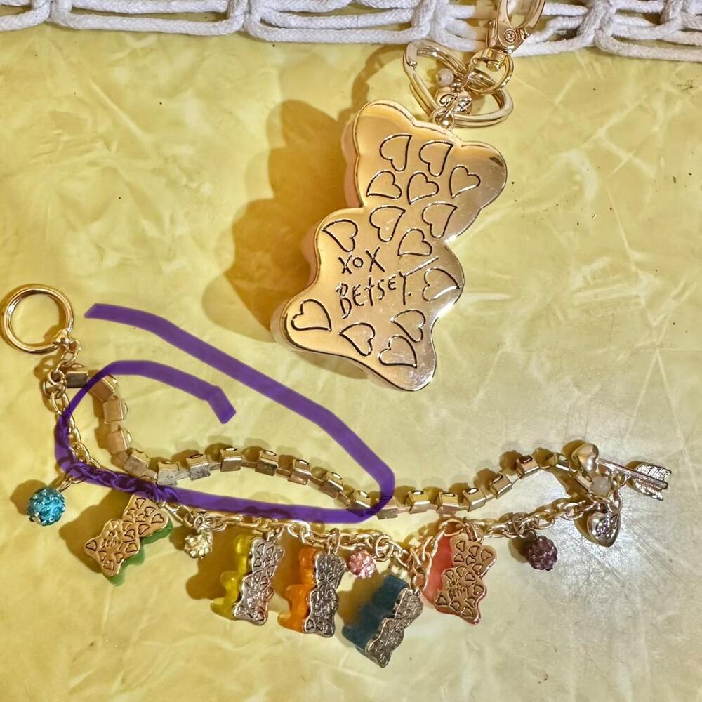 Brandnew Betsey Johnson gummy bear set Gummy Bear Bracelet & Gummy Bear Keychain - Picture 4 of 6